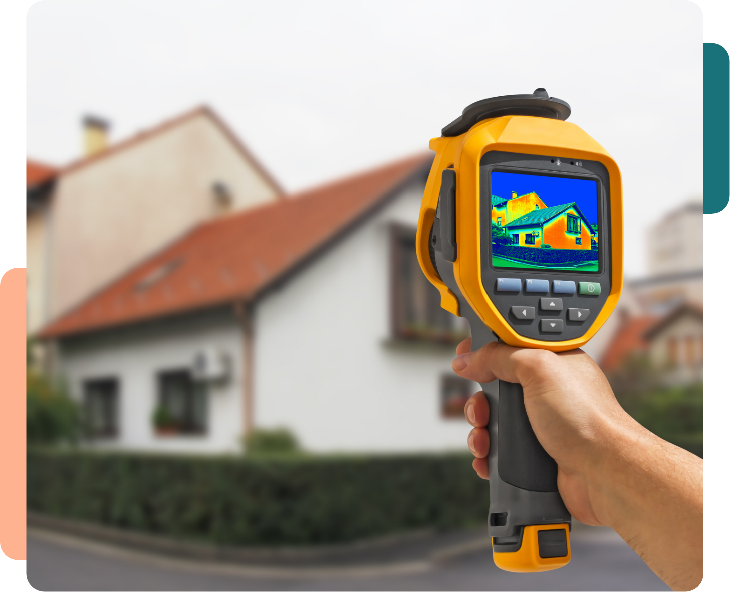 Caméra thermique analysant une maison