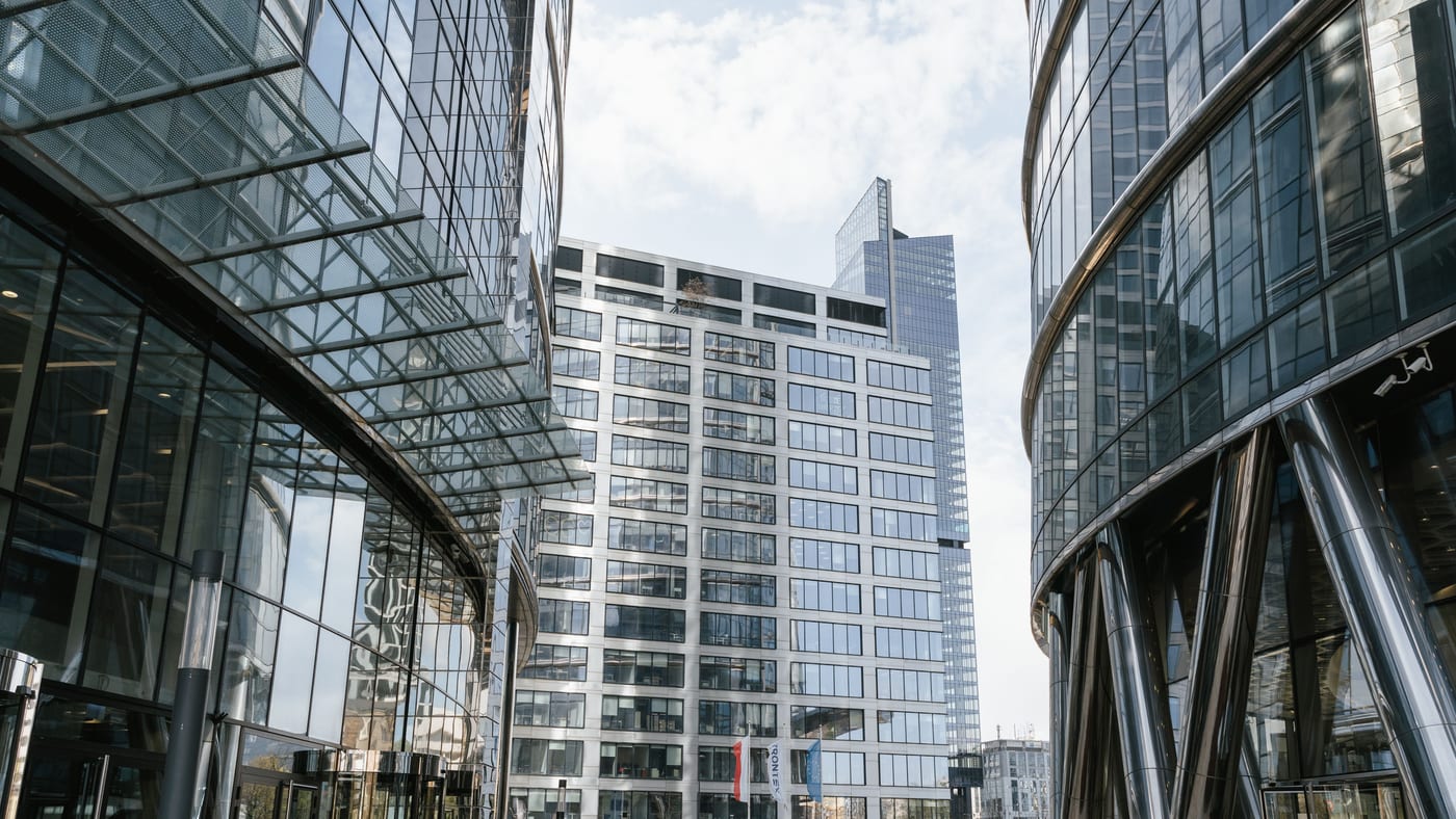 Immeubles de bureaux vitrés, parc tertiaire concerné par la rénovation énergétique