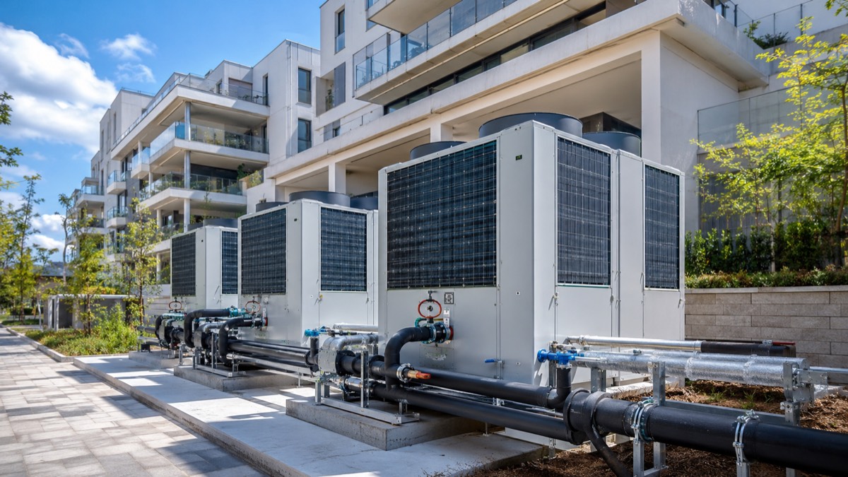 Pompe à chaleur installée sur un bâtiment tertiaire