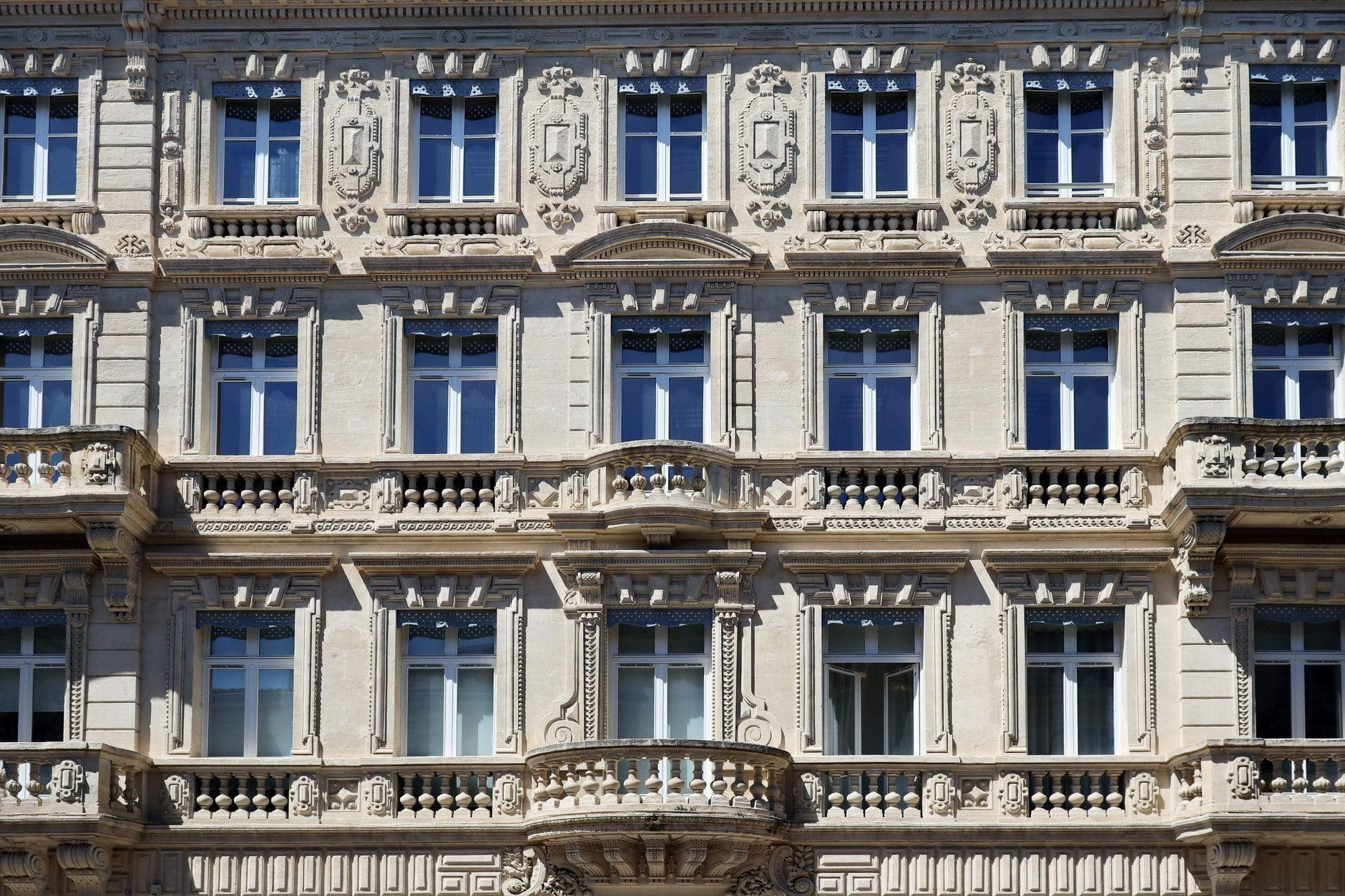 Façade en pierre sculptée d'un immeuble du centre d'Avignon