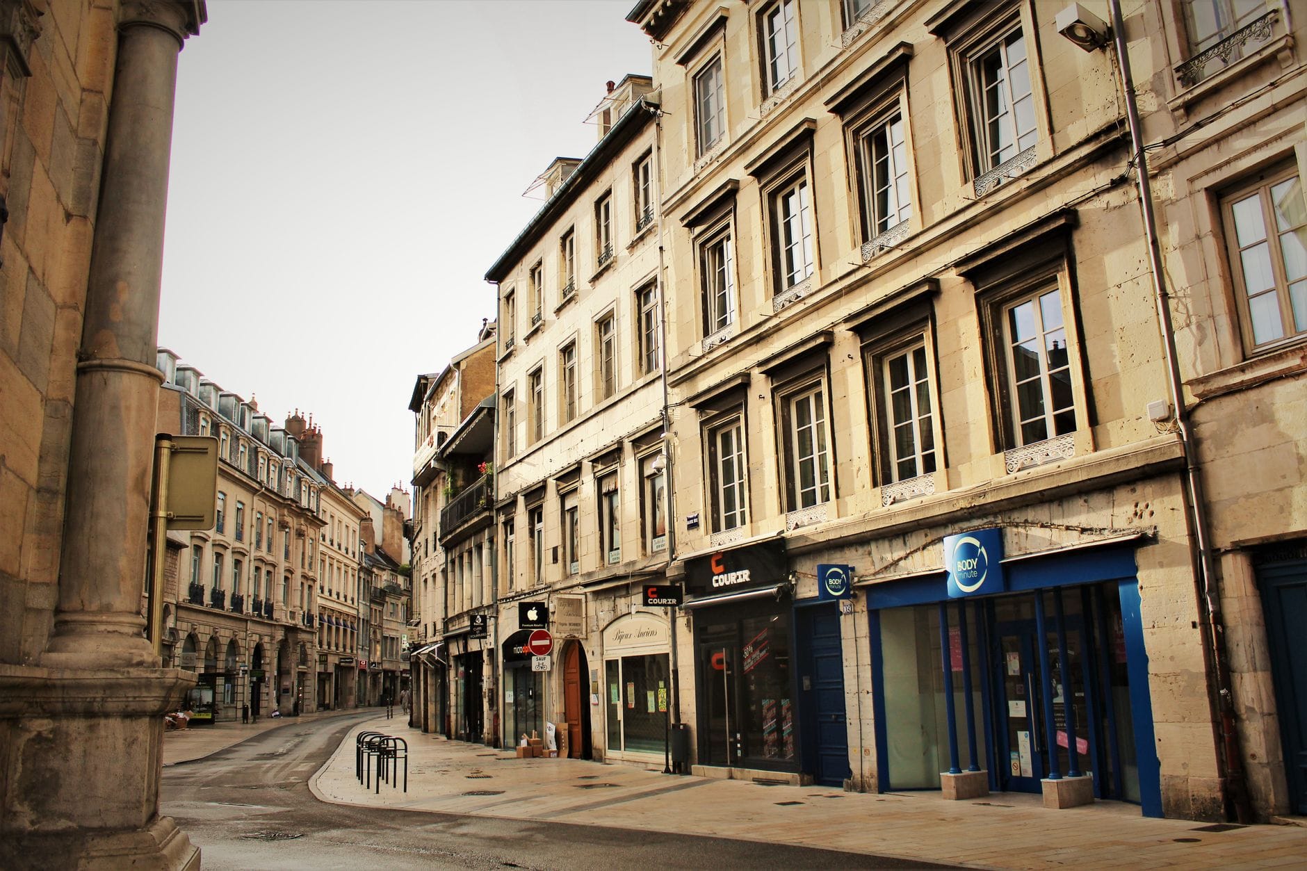 Façades en pierre de taille d'une rue du centre ancien de Besançon