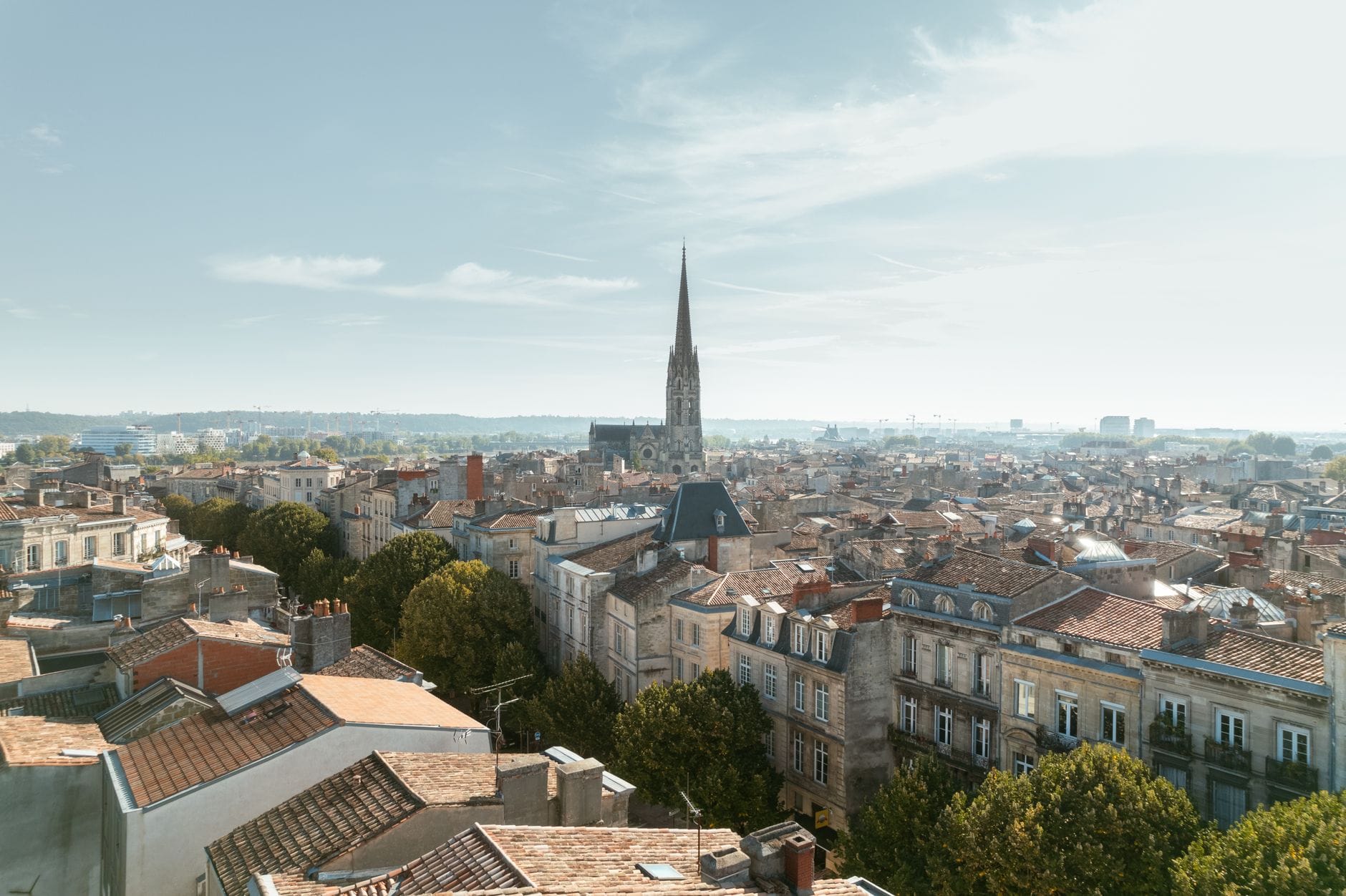 Toits et façades en pierre du centre de Bordeaux vus depuis les hauteurs