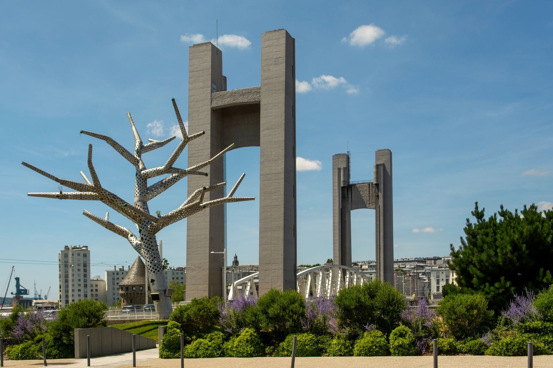 Pont contemporain et sculpture à Brest