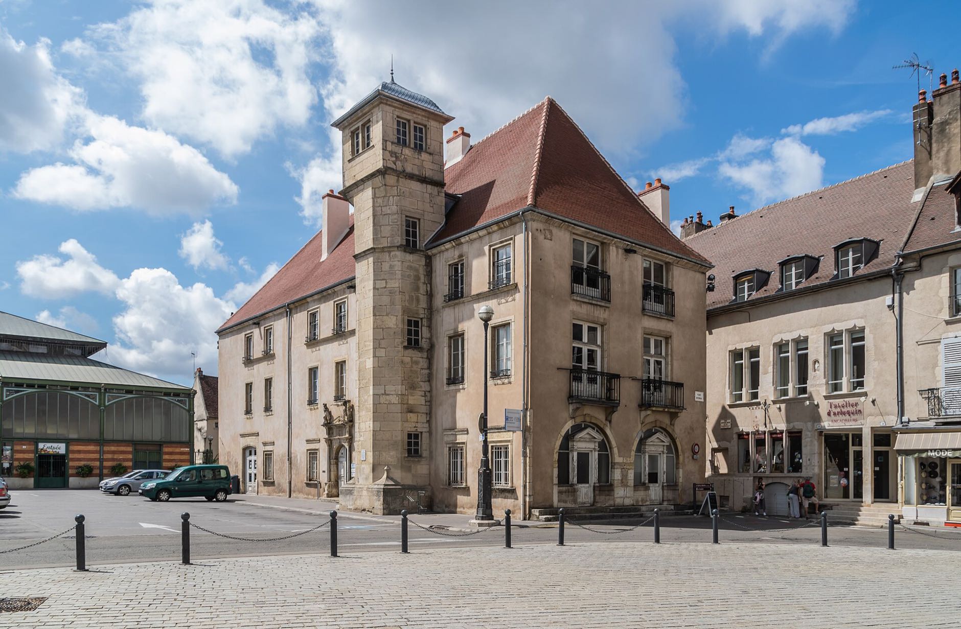 Bâti ancien en pierre et maisons de ville sur une place de Dole