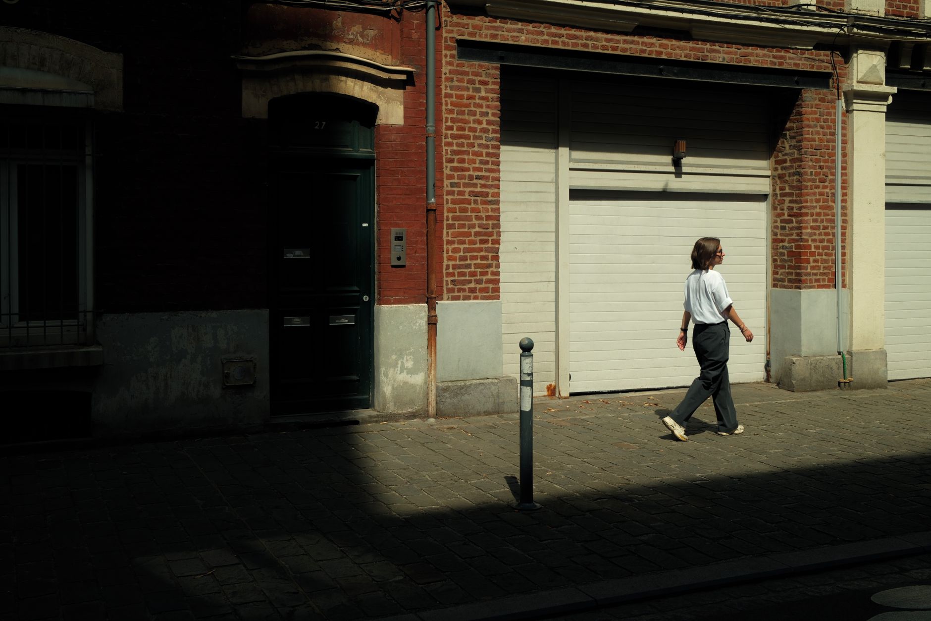 Façade de maison de ville en brique rouge dans une rue de Lille