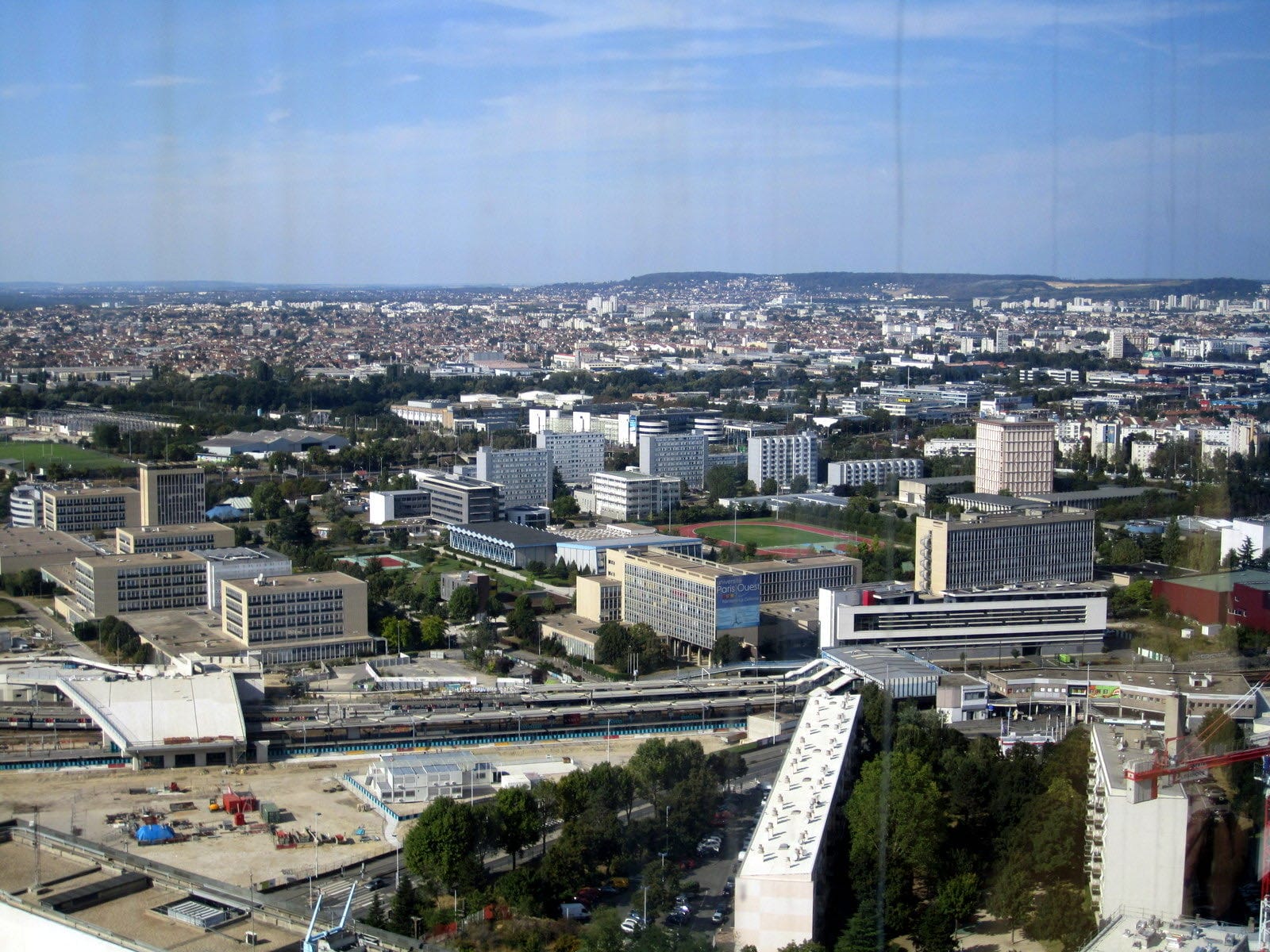 Vue sur le quartier de l'université et la gare de Nanterre, immeubles et voies ferrées