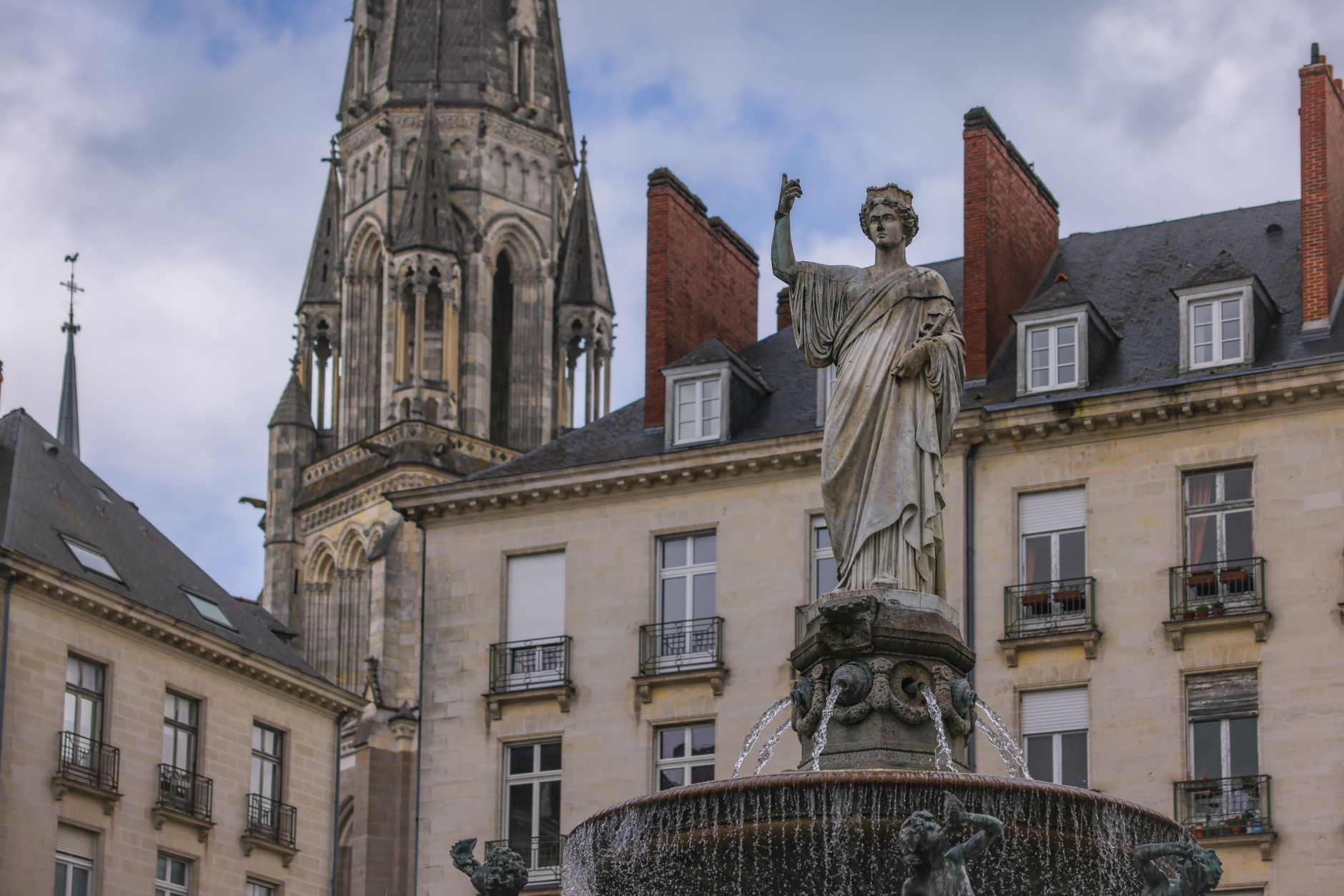 Fontaine de la place Royale et immeubles anciens du centre de Nantes