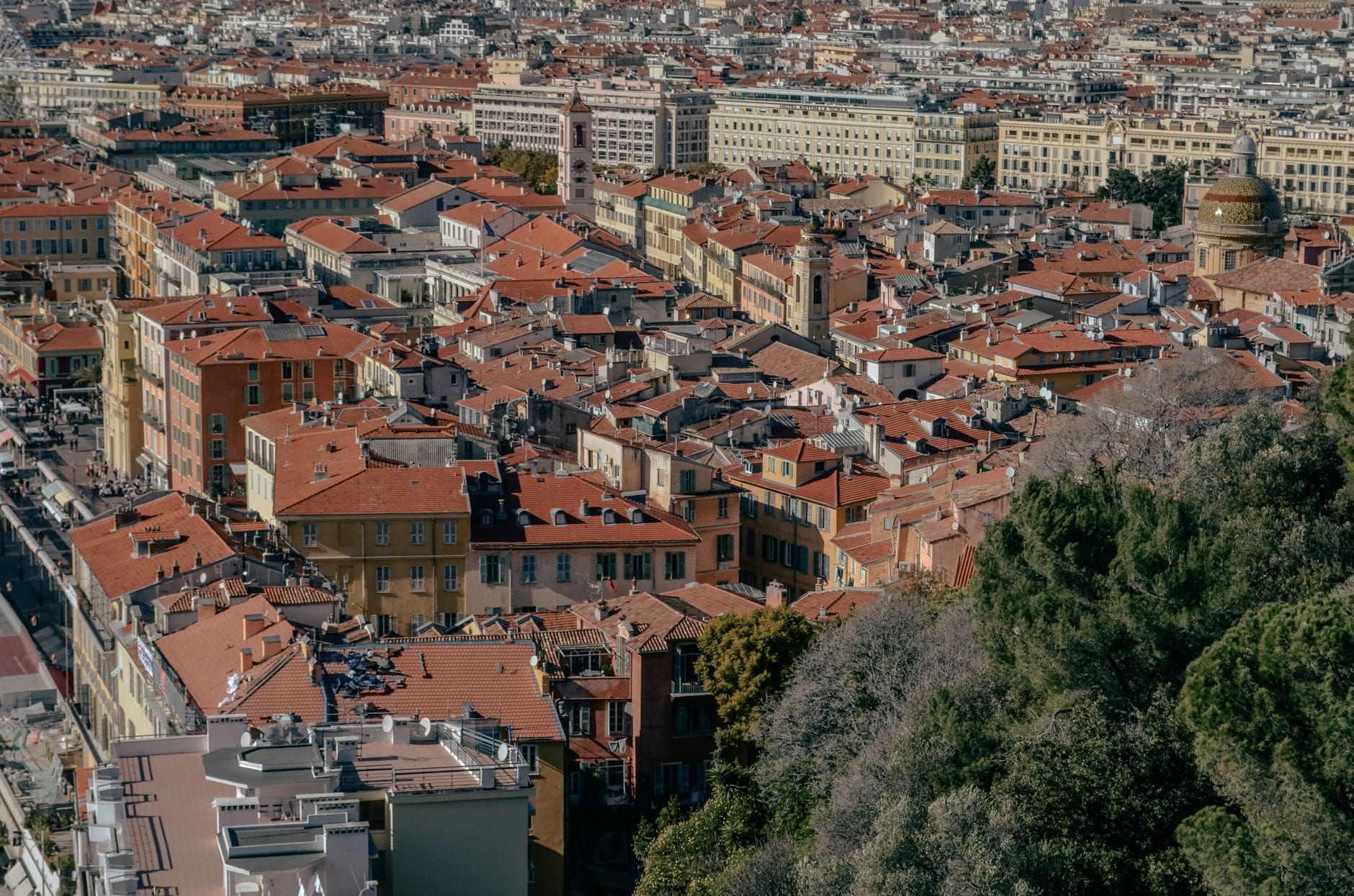 Vue aérienne des toits en tuiles et du bâti dense du vieux Nice