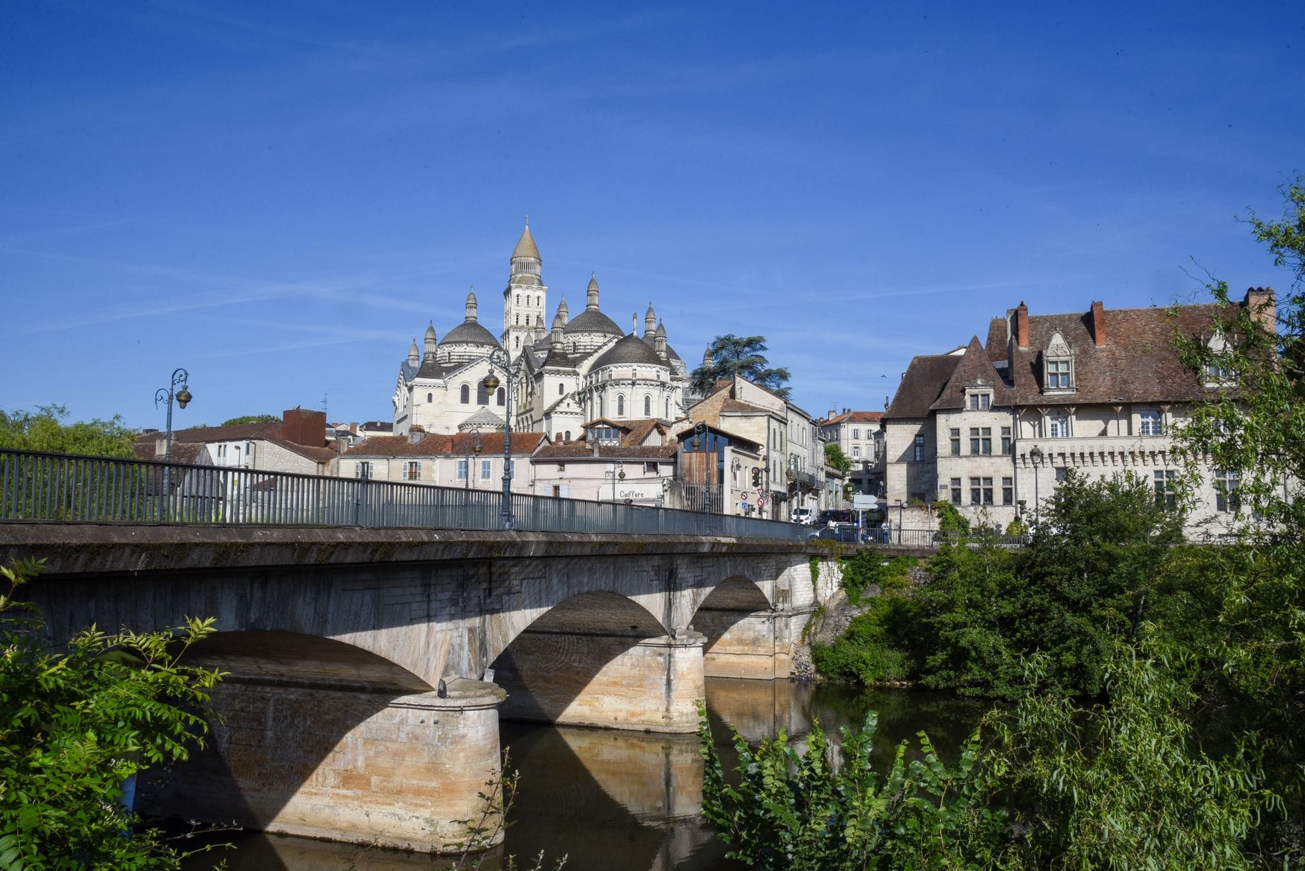 Cathédrale Saint-Front et maisons en pierre calcaire du centre de Périgueux vues depuis le pont