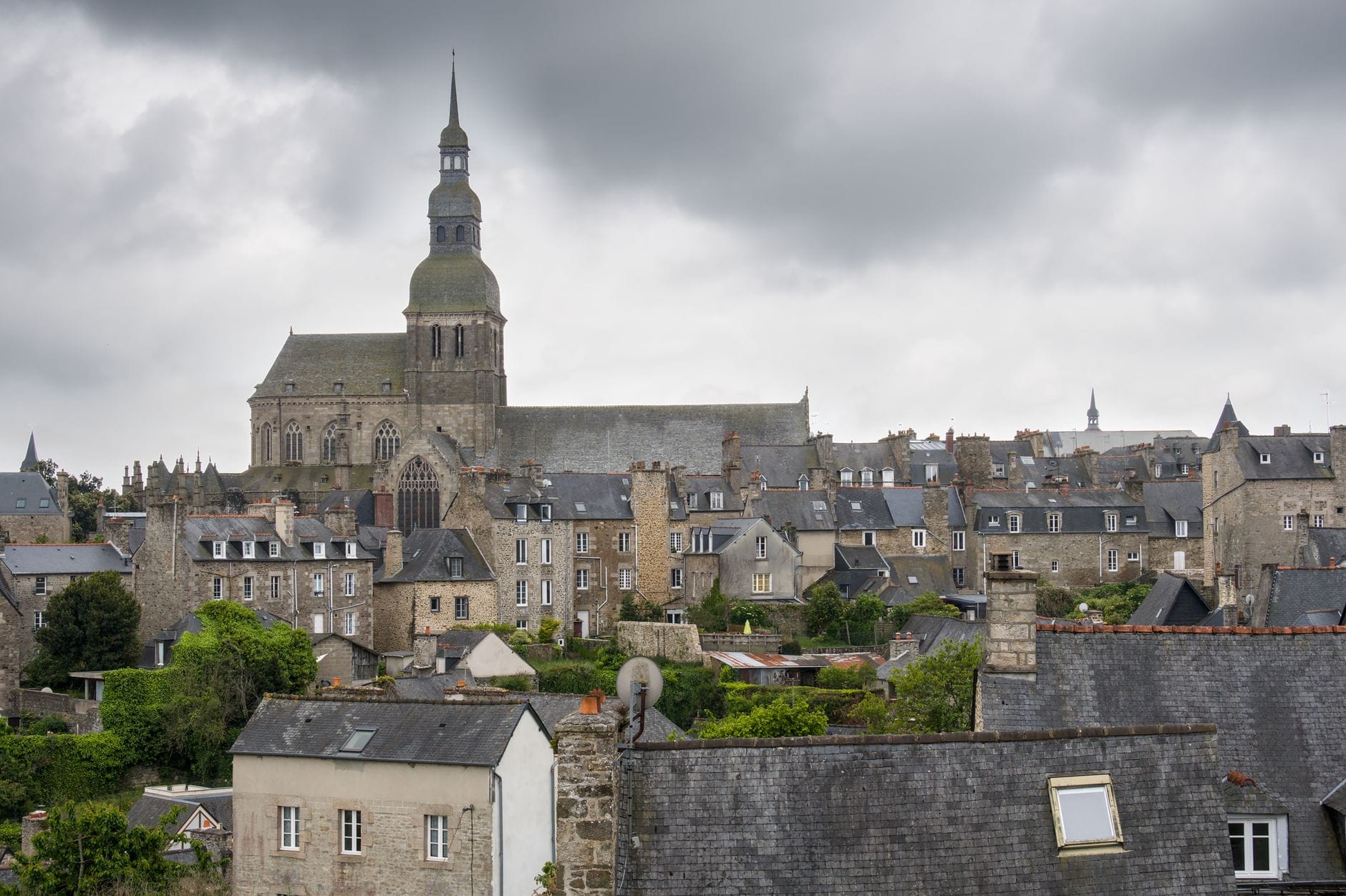 Vue des toits historiques de Saint-Brieuc et de sa cathédrale