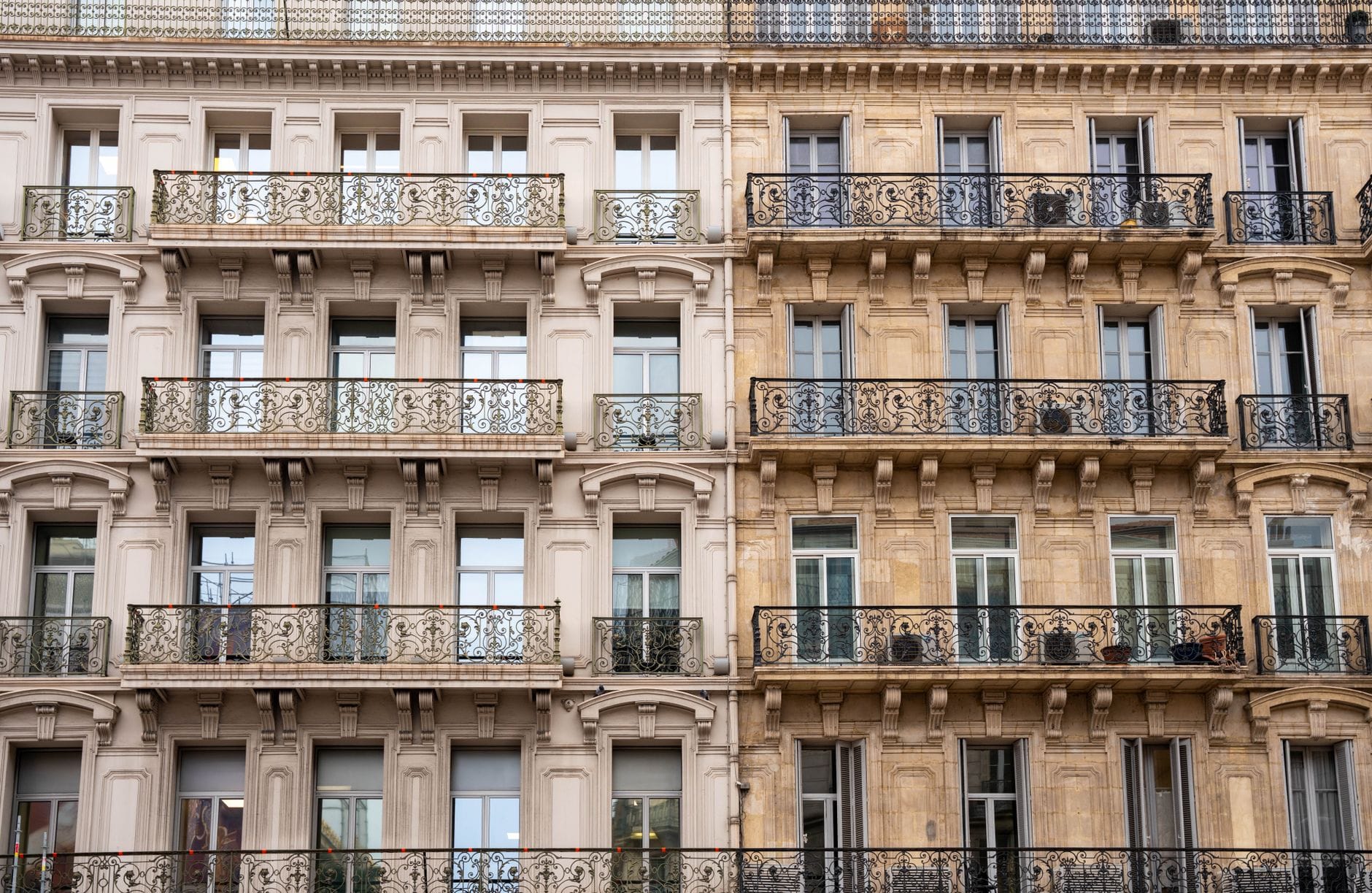 Façade d'immeuble toulonnais du XIXe siècle avec balcons en fer forgé
